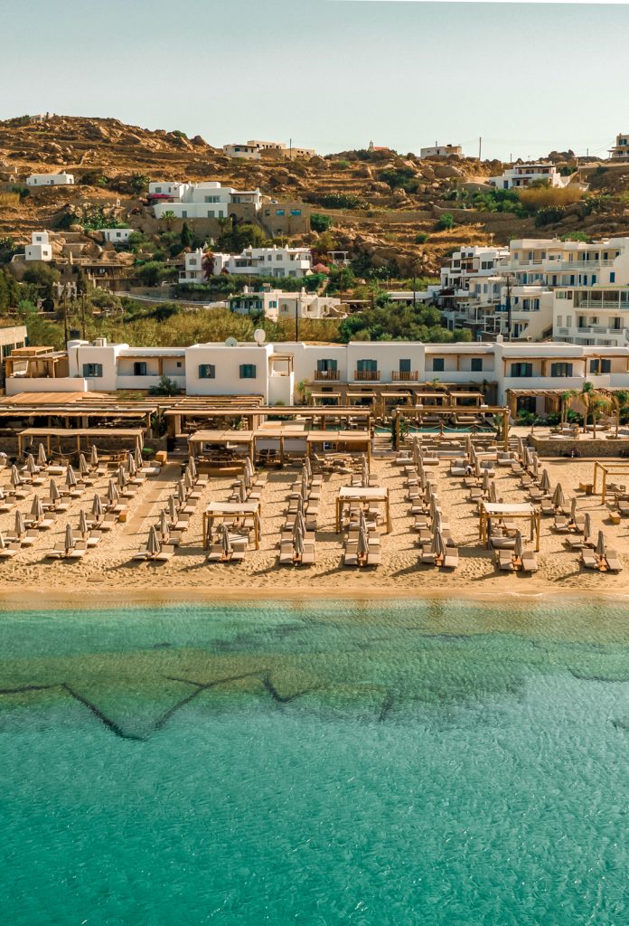 Το ξενοδοχείο πάνω από την παραλία στη Μύκονο, από ψηλά