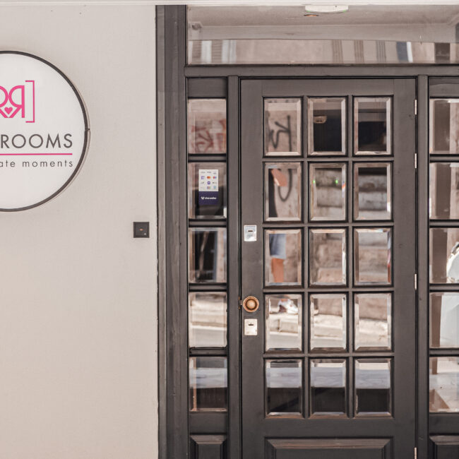 Η είσοδος του Ruby Rooms στην Αθήνα