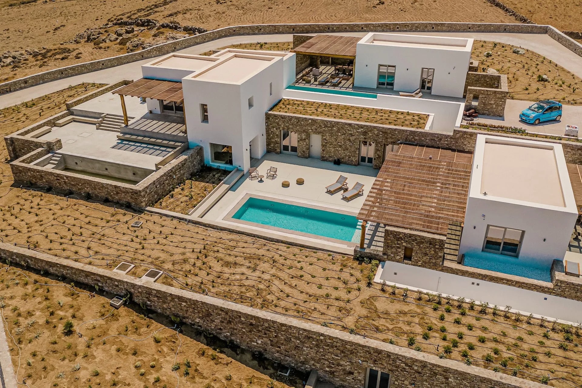 Εναέρια λήψη του συγκροτήματος Amarelo Villas στη Φτελιά της Μυκόνου