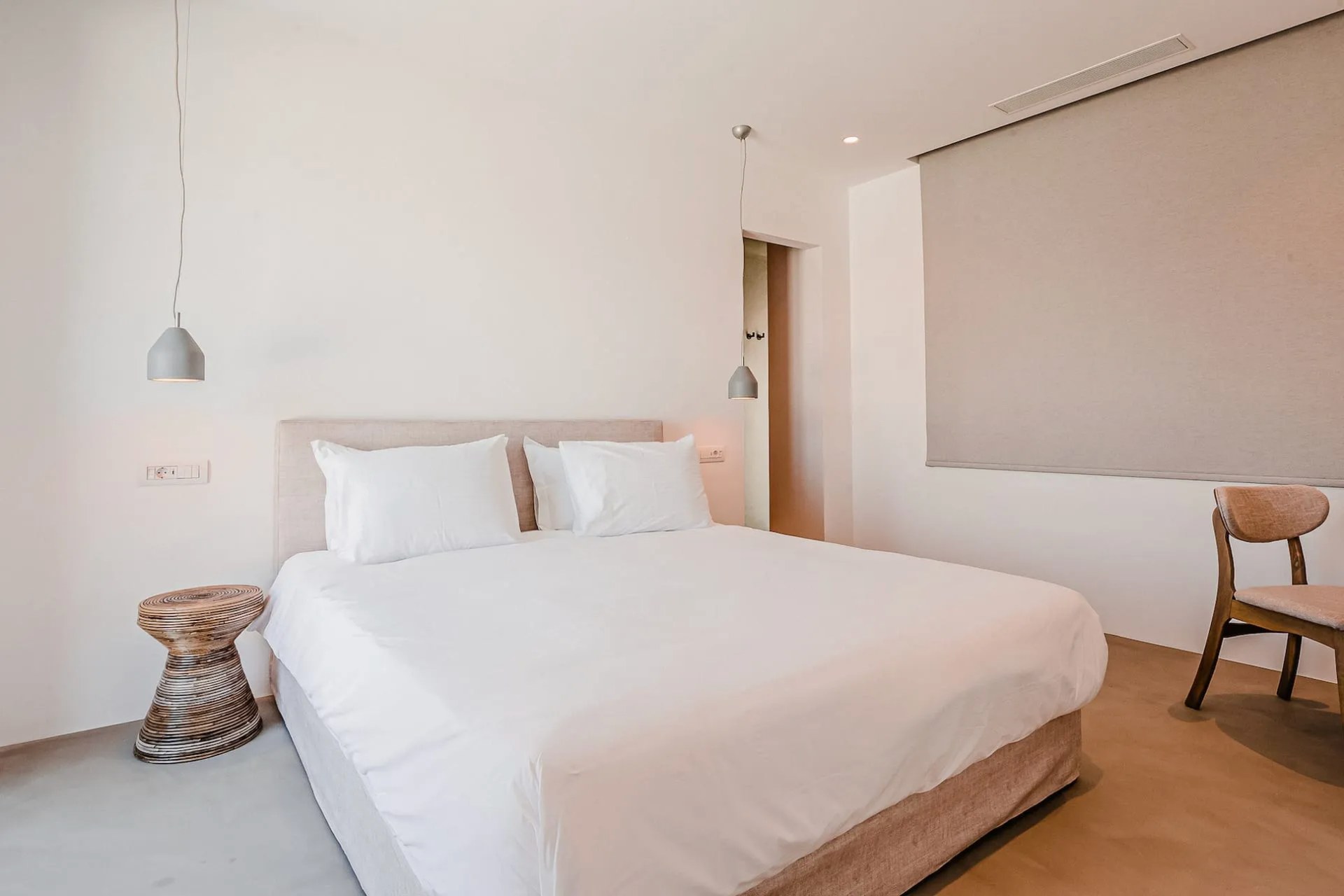 Υπνοδωμάτιο με φυσικές υφές στα Amarelo Villas