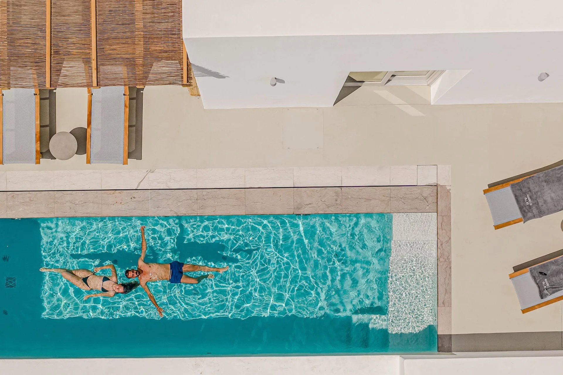 Επισκέπτες στην πισίνα των Amarelo Villas, από ψηλά